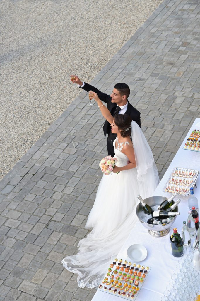 Mariés qui trinquent durant leur mariage